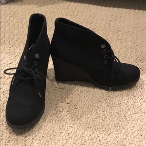 Ankle boots with a wedge